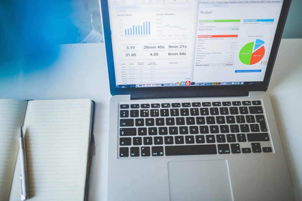 Lapttop on Table :Difference between GA4 & Universal Analytics